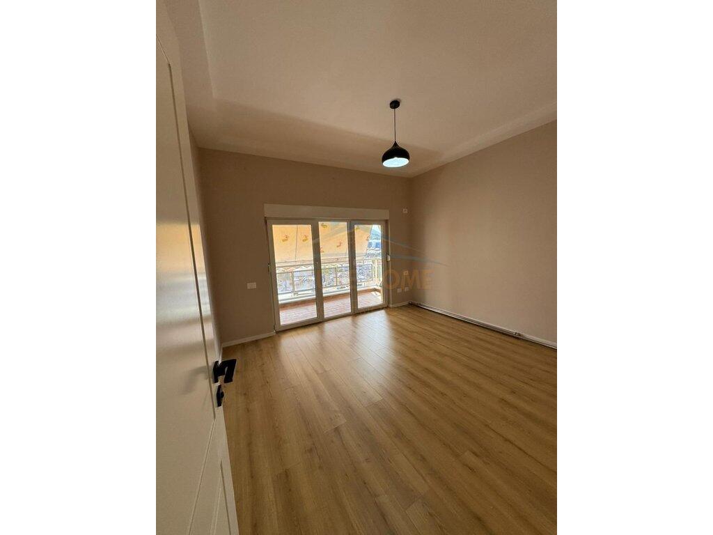 Shitet Apartament 2+1+Post Parkimi, Kinostudio