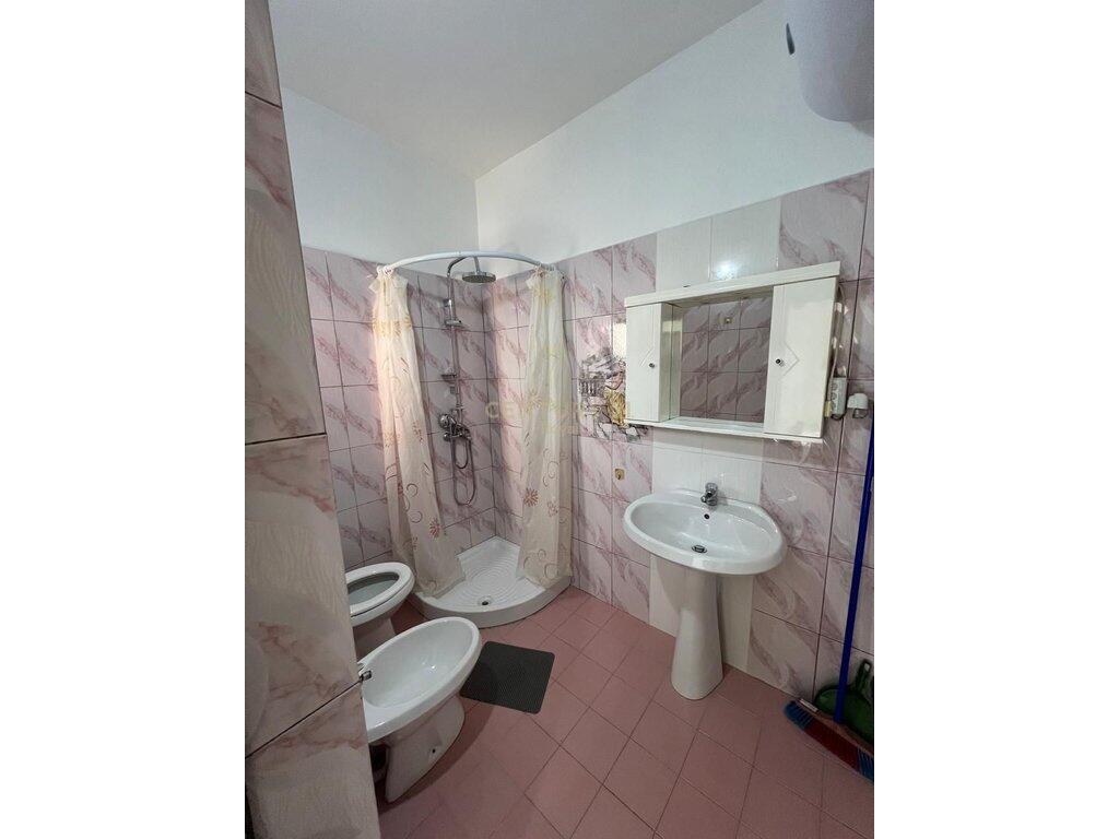 JEPET ME QIRA APARTAMENT PRANE KOMISARIATIT NR.3 RRUGA MINE PEZA