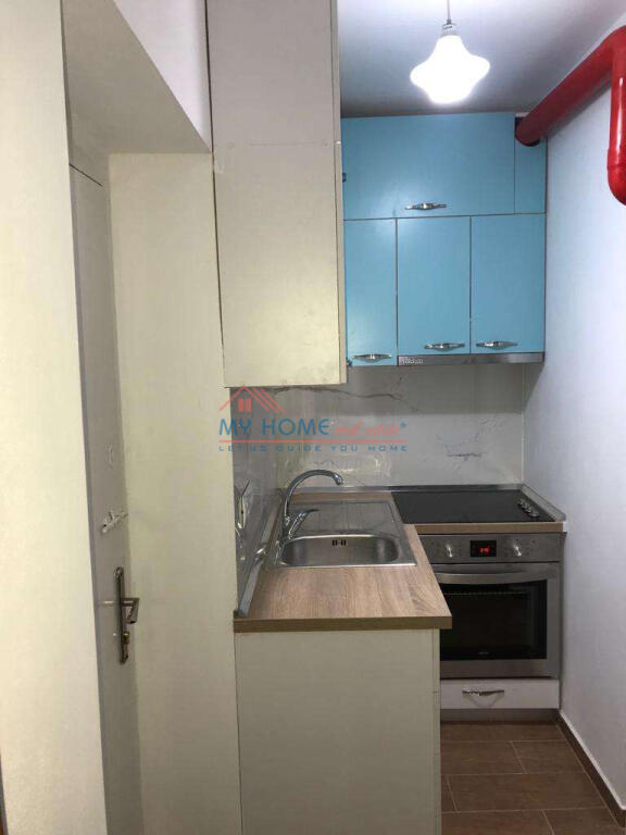 Rruga Ferit Xhajko, pre Tirana Bank, disponojme per Shitje Garsoniere me siperfaqe 20 m2 neto, ne nje pallat ekzistues, e rikonstruktuar totalisht, e mobiluar shume mire. Me hipoteke. E pershtatshme per investim.  Shitet 57000 Euro