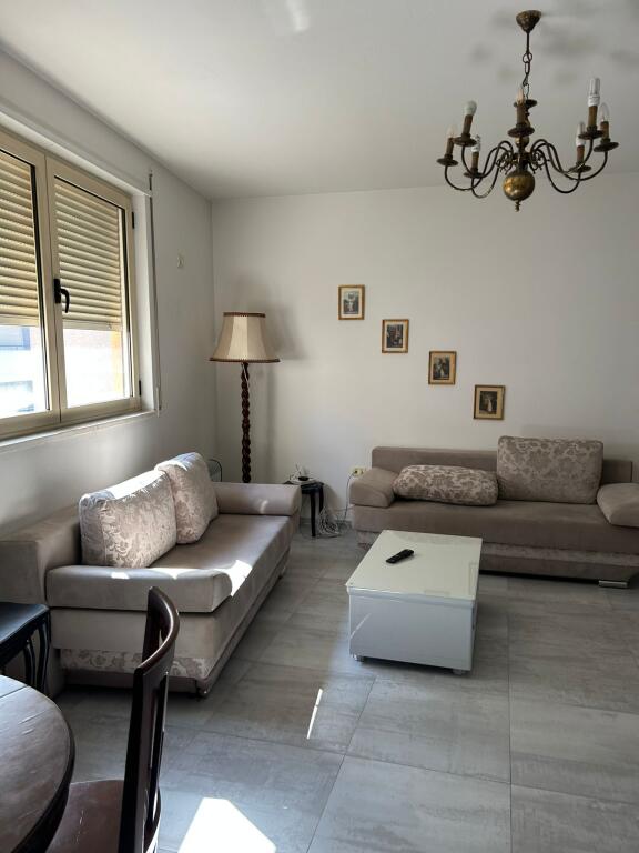 Jepet  me qera  apartament  1+1 perballe Kristal Center