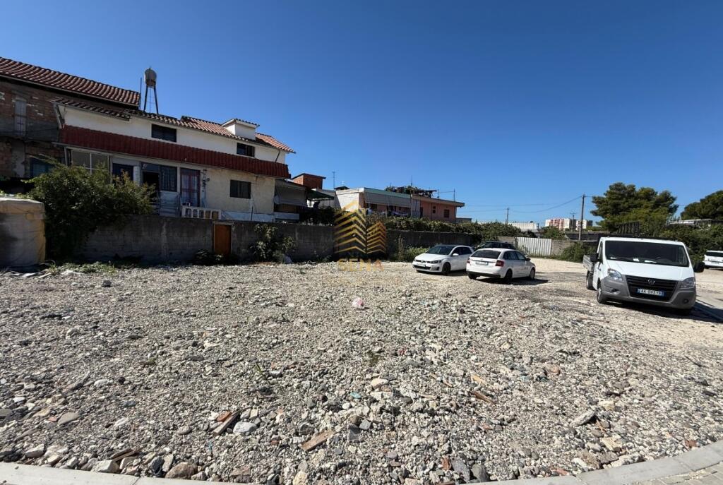 Jepet me qira Toke 450m², Laprake -Unaza e Madhe, 900 Euro