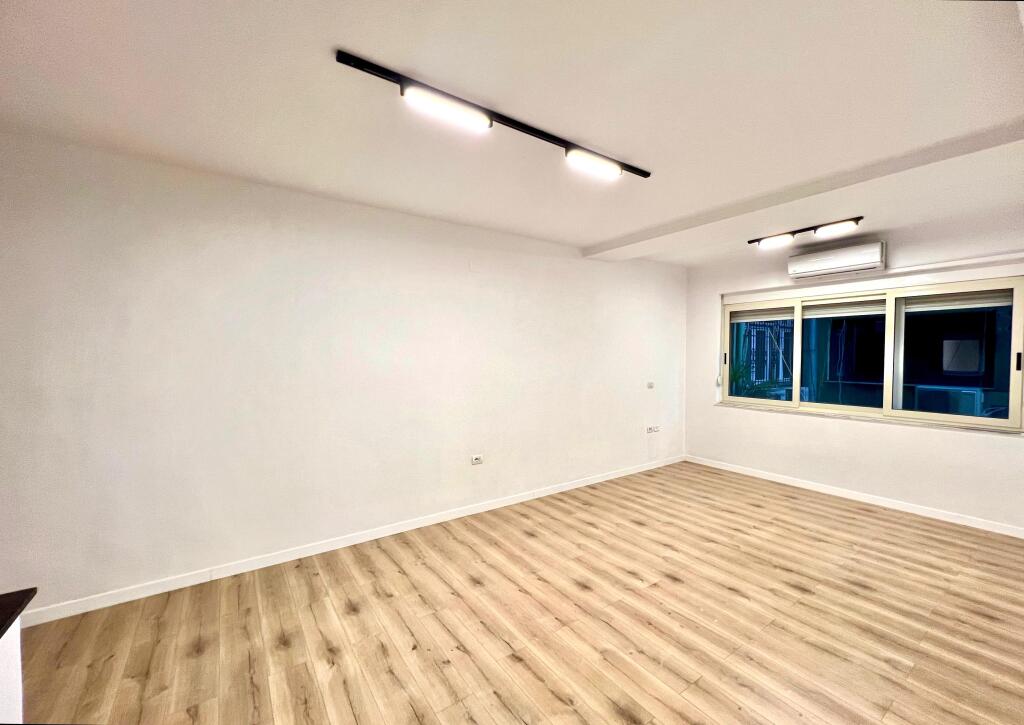 Me Qera : Zyre me 2 Ambiente Pune 📍Bllok - 900€/Muaj - S.76m² - I sapo Investuar✨️