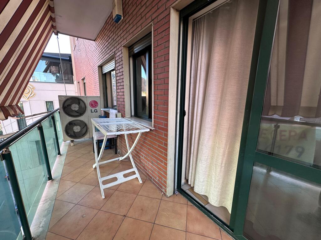 🏡 Jepet me Qira Apartament 3+1 📍 Qendra Tiranë, te Galeria💶 1800 € / muaj