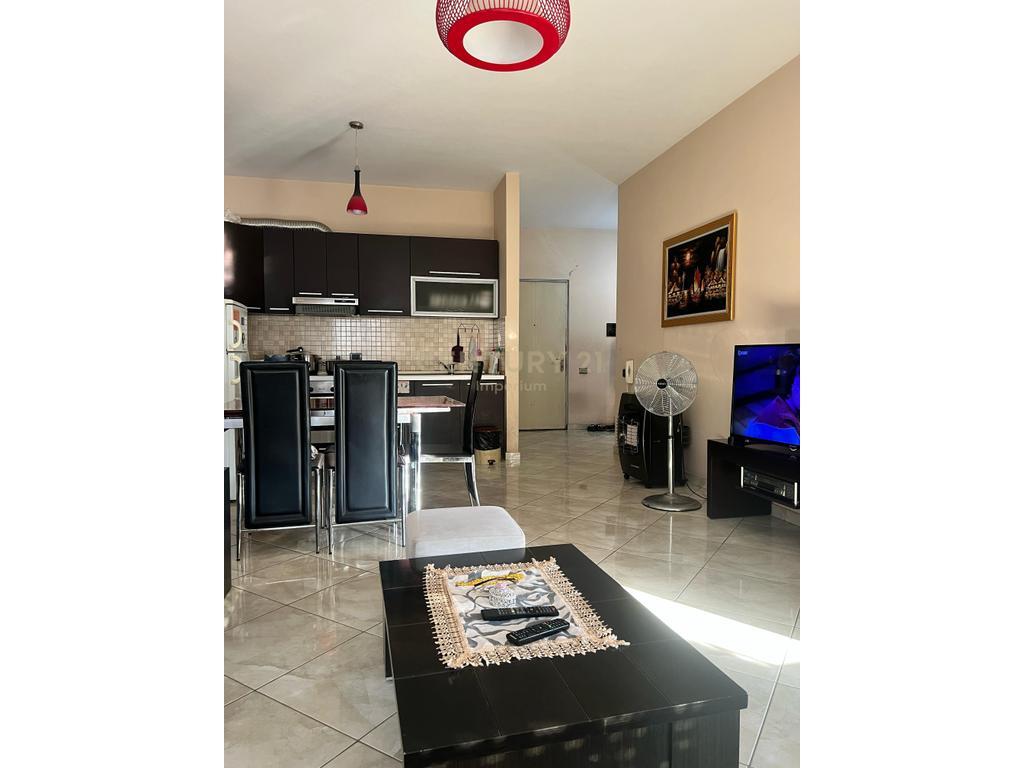 SHITET APARTAMENT 2+1+2 ME BALLKON – ZONA E OXHAKUT, PRANË BAR-KAFE “ARTISTI”