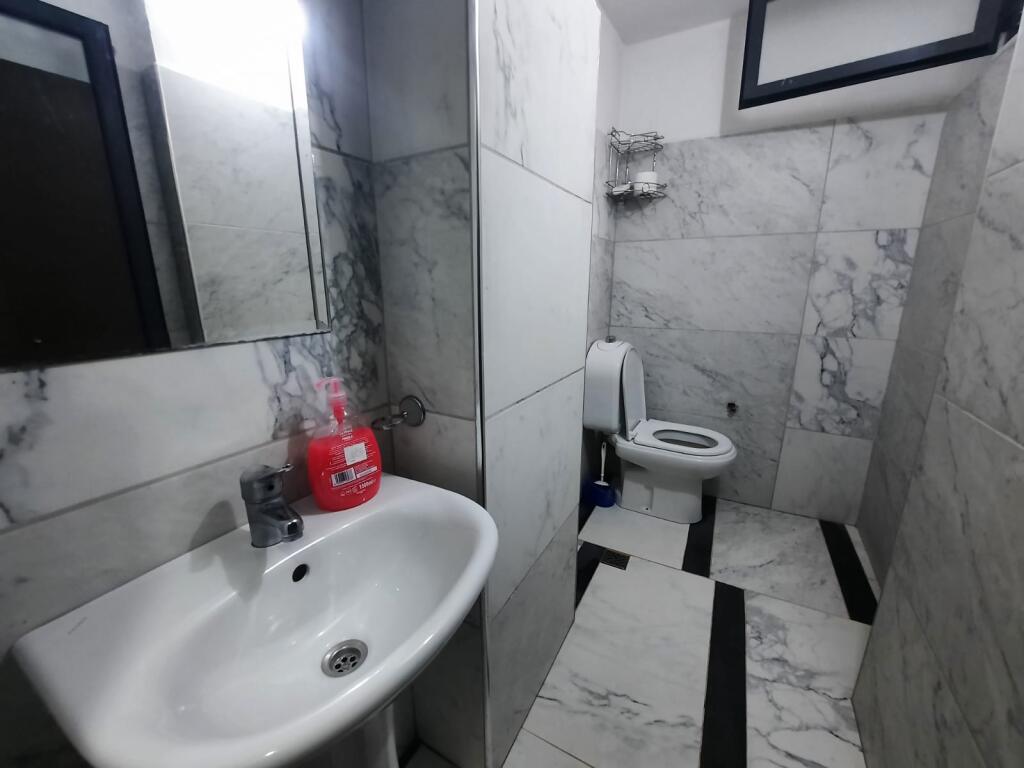 🏢Ne zonen e Siri Kodres,Rruga Gjon Mili ,jepet me qera apartament 1+1,i mobiluar. 45,000Leke