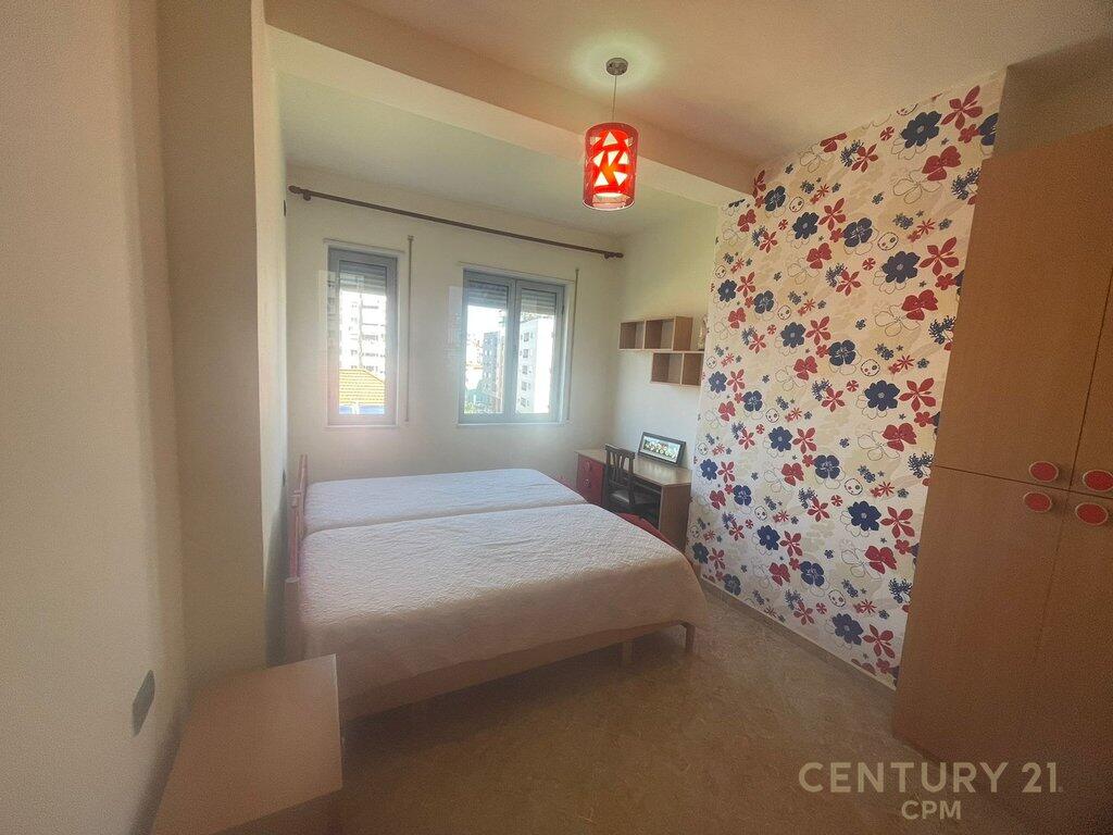 Appartamento 1+1+Garage In Affitto In Piazza Avni Rustemi, Tirana