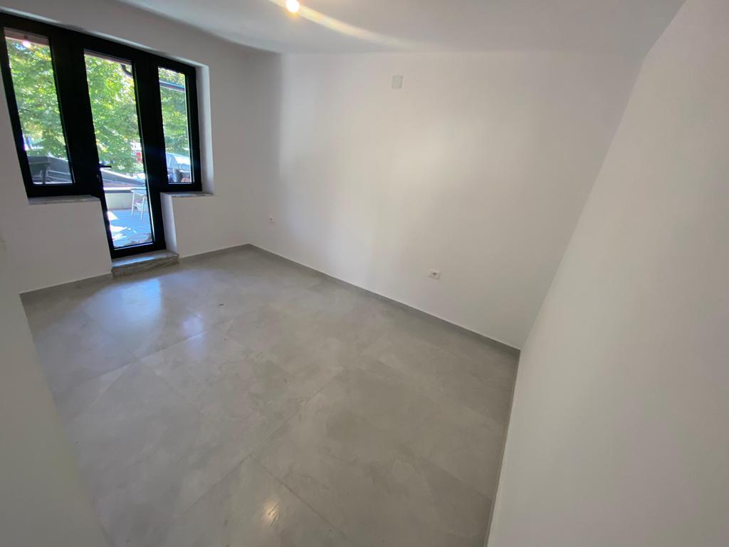 AMBIENTE PER UFFICI IN AFFITTO, VISTA DALLA STRADA PRINCIPALE