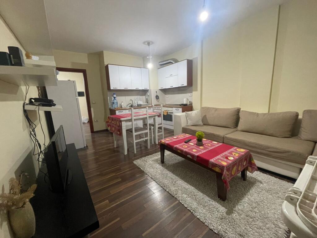 Ne zonen e Liqenit te Thate,Rr.Hamdi Sina jepet me qera apartament 1+1,i mobiluar.50,000Leke