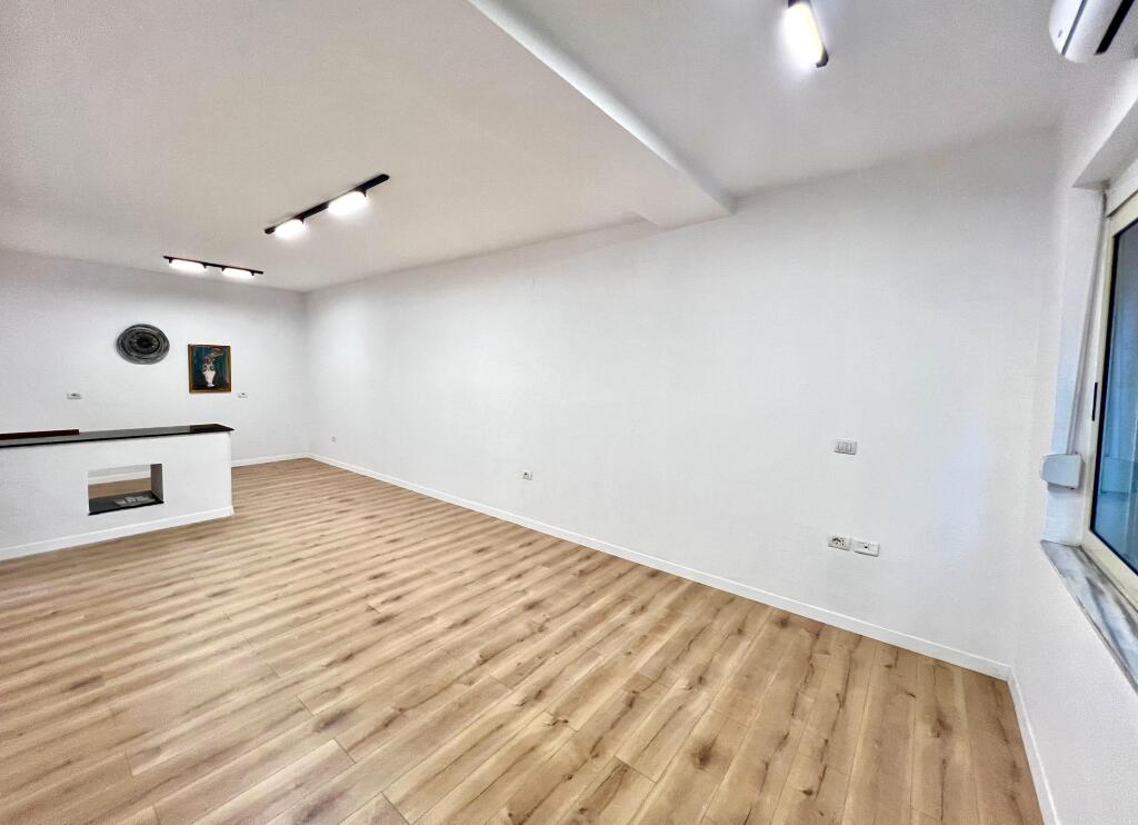 Me Qera : Zyre me 2 Ambiente Pune 📍Bllok - 900€/Muaj - S.76m² - I sapo Investuar✨️