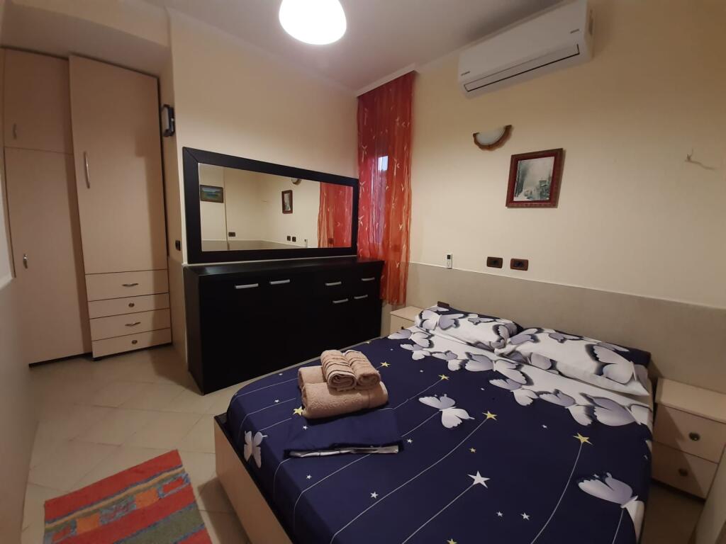 🏢Ne zonen e Siri Kodres,Rruga Gjon Mili,jepet me qera apartament 1+1,i mobiluar.45,000Leke