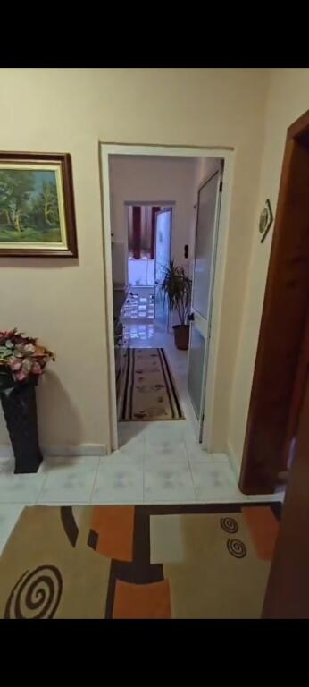 Shitet apartament 1+1 tek Shkolla Partizani