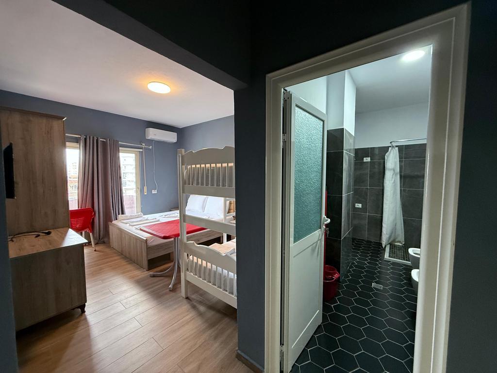 INVESTIMENTO IDEALE: 7 UNITÀ APART-HOTEL, VICINO AL MARE A DURRËS 338.000 € Superficie Totale  260m2  Superficie Interna  234m2  Camere da letto  7  Piano 3  Stato  Usato  Tipo  Apart hotel  Completamente arredato  Visualizzazioni:94  Ipoteca: Sì  Disponibile  Descrizione Intero piano residenziale in vendita con una superficie di 260 m², situato al terzo piano, nella zona richiesta di Via Pavarësia, Ponte Dajlan – Durrës, a soli 50 metri dal mare.  La proprietà è organizzata in 7 unità apart-hotel: • 6 monolocali, ciascuno con bagno; • 1 appartamento tipo 1+1 con bagno.  La posizione strategica vicino alla costa e la divisione funzionale rendono questa proprietà un'ottima opportunità per investimento turistico, con alto potenziale di reddito durante tutto l'anno.