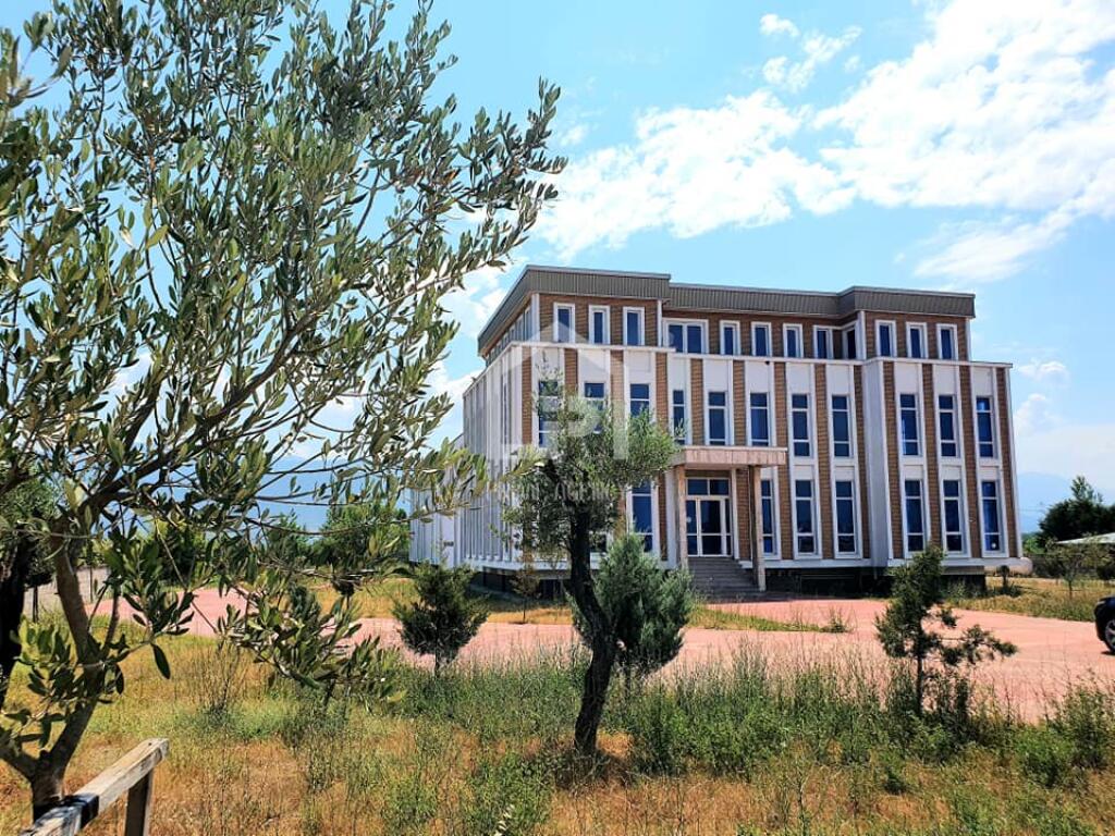 JEPET ME QERA : OBJEKT BIZNESI 3 KT + Bodrum/ Autostradë Tiranë - Lezhe"
