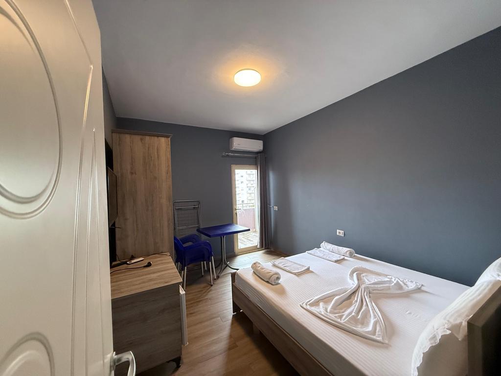 INVESTIMENTO IDEALE: 7 UNITÀ APART-HOTEL, VICINO AL MARE A DURRËS 338.000 € Superficie Totale  260m2  Superficie Interna  234m2  Camere da letto  7  Piano 3  Stato  Usato  Tipo  Apart hotel  Completamente arredato  Visualizzazioni:94  Ipoteca: Sì  Disponibile  Descrizione Intero piano residenziale in vendita con una superficie di 260 m², situato al terzo piano, nella zona richiesta di Via Pavarësia, Ponte Dajlan – Durrës, a soli 50 metri dal mare.  La proprietà è organizzata in 7 unità apart-hotel: • 6 monolocali, ciascuno con bagno; • 1 appartamento tipo 1+1 con bagno.  La posizione strategica vicino alla costa e la divisione funzionale rendono questa proprietà un'ottima opportunità per investimento turistico, con alto potenziale di reddito durante tutto l'anno.