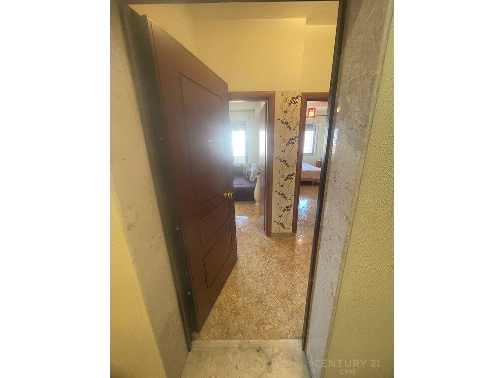 Appartamento 1+1+Garage In Affitto In Piazza Avni Rustemi, Tirana