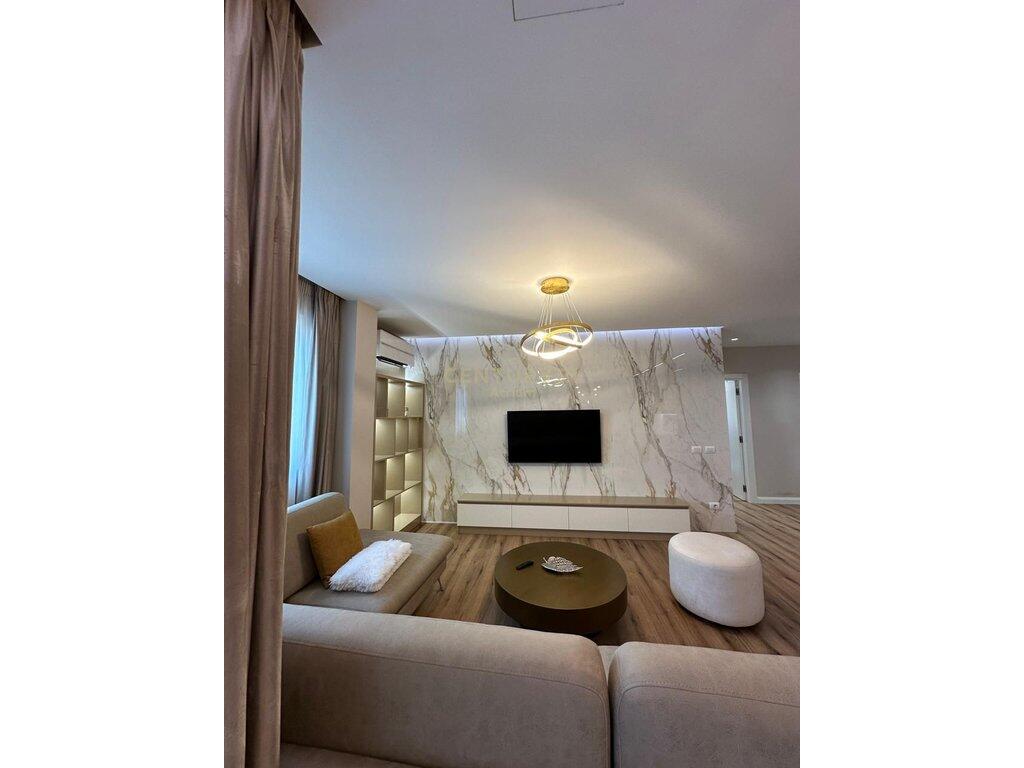 Jepet me qira Apartament 3+2+1 në Astir !