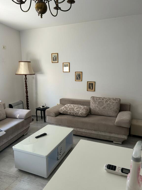 Jepet  me qera  apartament  1+1 perballe Kristal Center