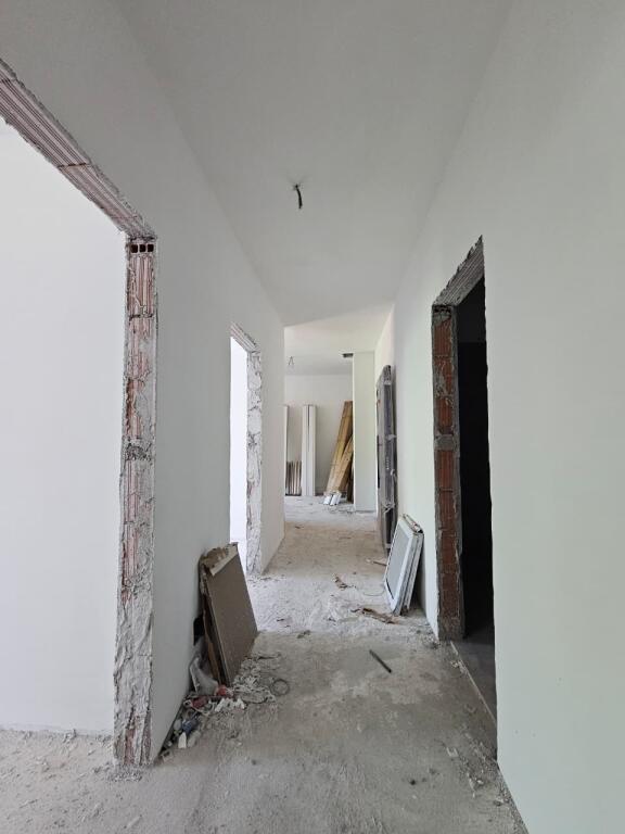 VENDESI APPARTAMENTO 3+1+2 – ZONA 5 MAGGIO