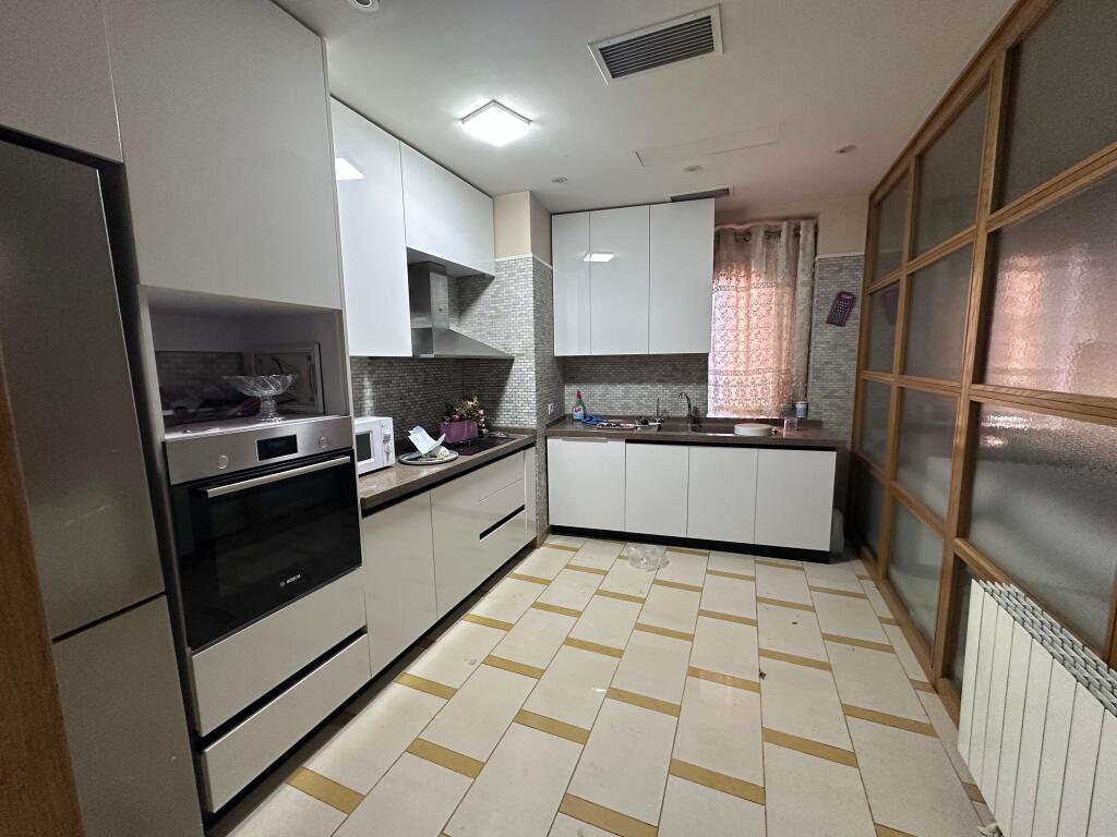 🏡 Jepet me Qira Apartament 3+1 📍 Qendra Tiranë, te Galeria💶 1800 € / muaj