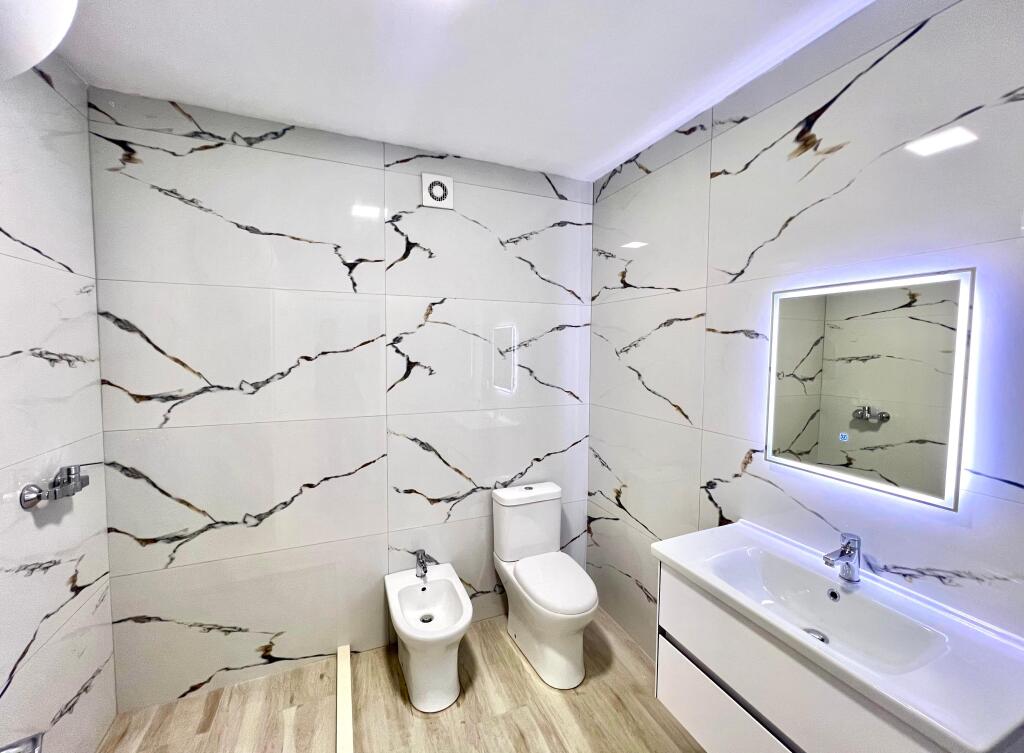 Me Qera : Zyre me 2 Ambiente Pune 📍Bllok - 900€/Muaj - S.76m² - I sapo Investuar✨️
