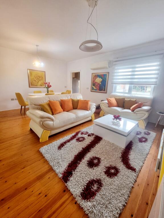 Jepet super apartament 2+1+2 rruges se Kosovareve!