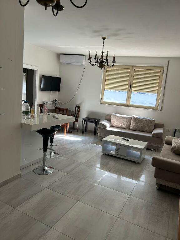 Jepet  me qera  apartament  1+1 perballe Kristal Center