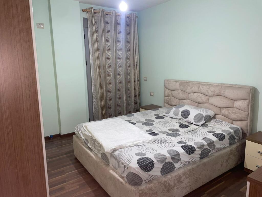 Ne zonen e Liqenit te Thate,Rr.Hamdi Sina jepet me qera apartament 1+1,i mobiluar.50,000Leke
