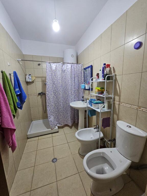 🏡 Shitet apartament në Malin e Robit, kati i 3 banim (pa ashensor), sipërfaqe 86 m² në certifikatë.