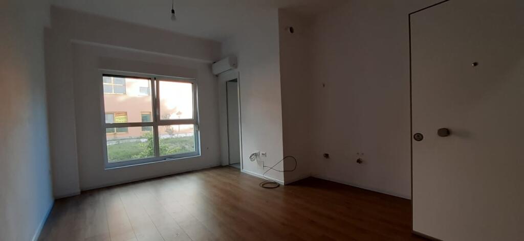 🏡 Jepet me qera garzoniere  📍Adresa : Ali Demi Kompleksi Kaimi  💶 Çmimi:250 mij Leke ne muaj