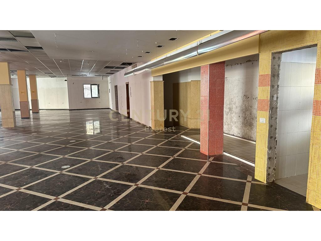 VICINO ALLA SCUOLA DI BALLO, VENDIAMO UN'UNITÀ COMMERCIALE SU 2 PIANI 1.650.000 €