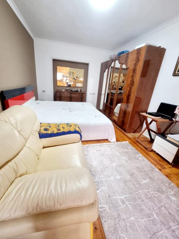 Jepet super apartament 2+1+2 rruges se Kosovareve!