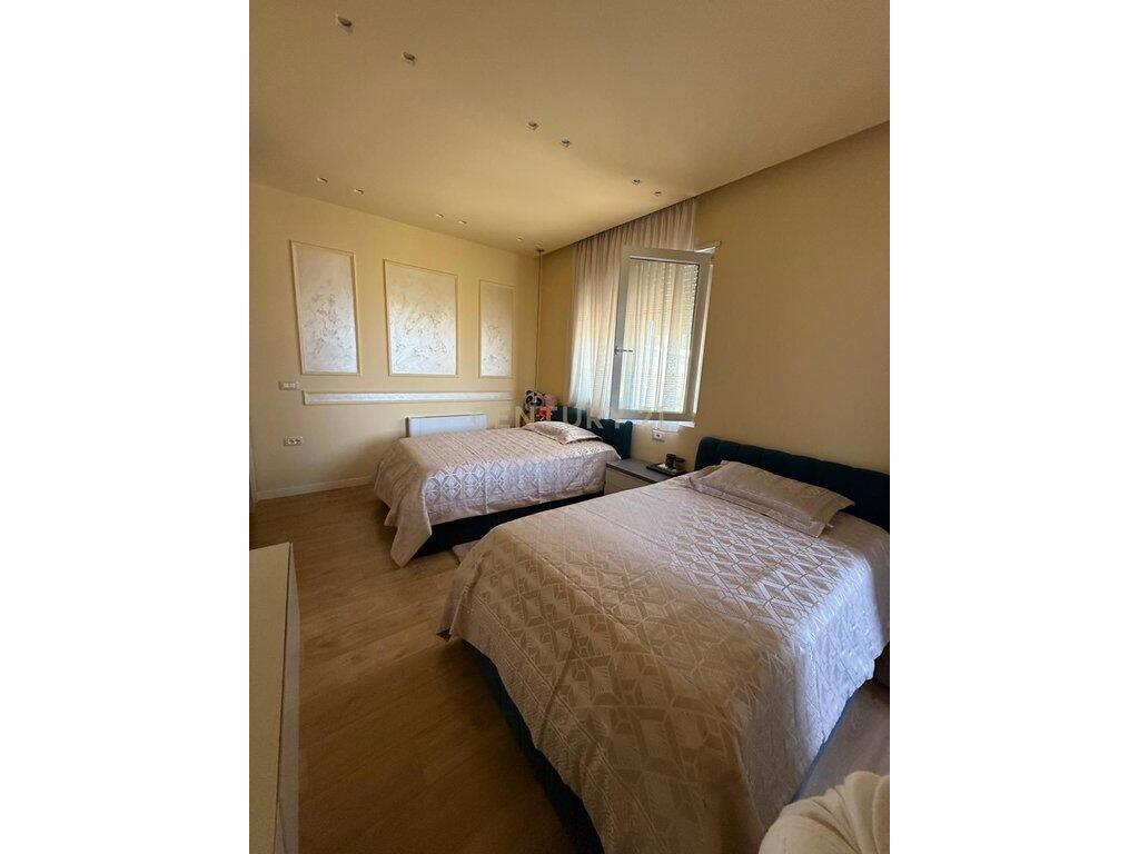 ATTICO DI LUSSO IN VENDITA 3+1+2 +1 POSTO AUTO AL LAGO ASCIUTTO! 445.000 €