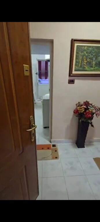 Shitet apartament 1+1 tek Shkolla Partizani