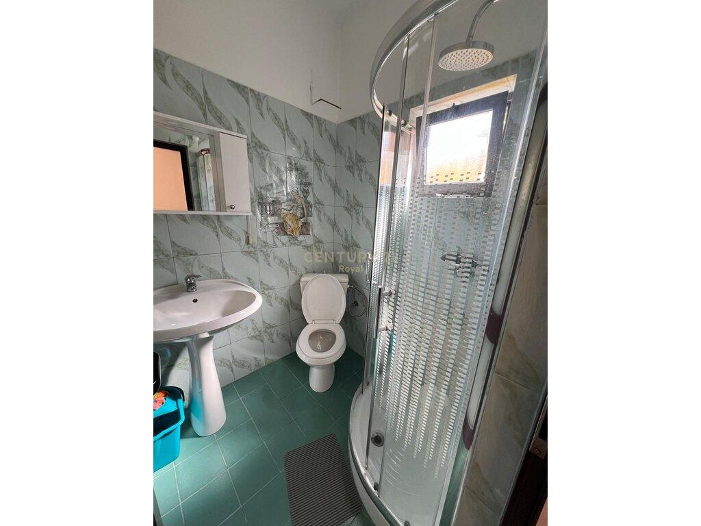 JEPET ME QIRA APARTAMENT PRANE KOMISARIATIT NR.3 RRUGA MINE PEZA