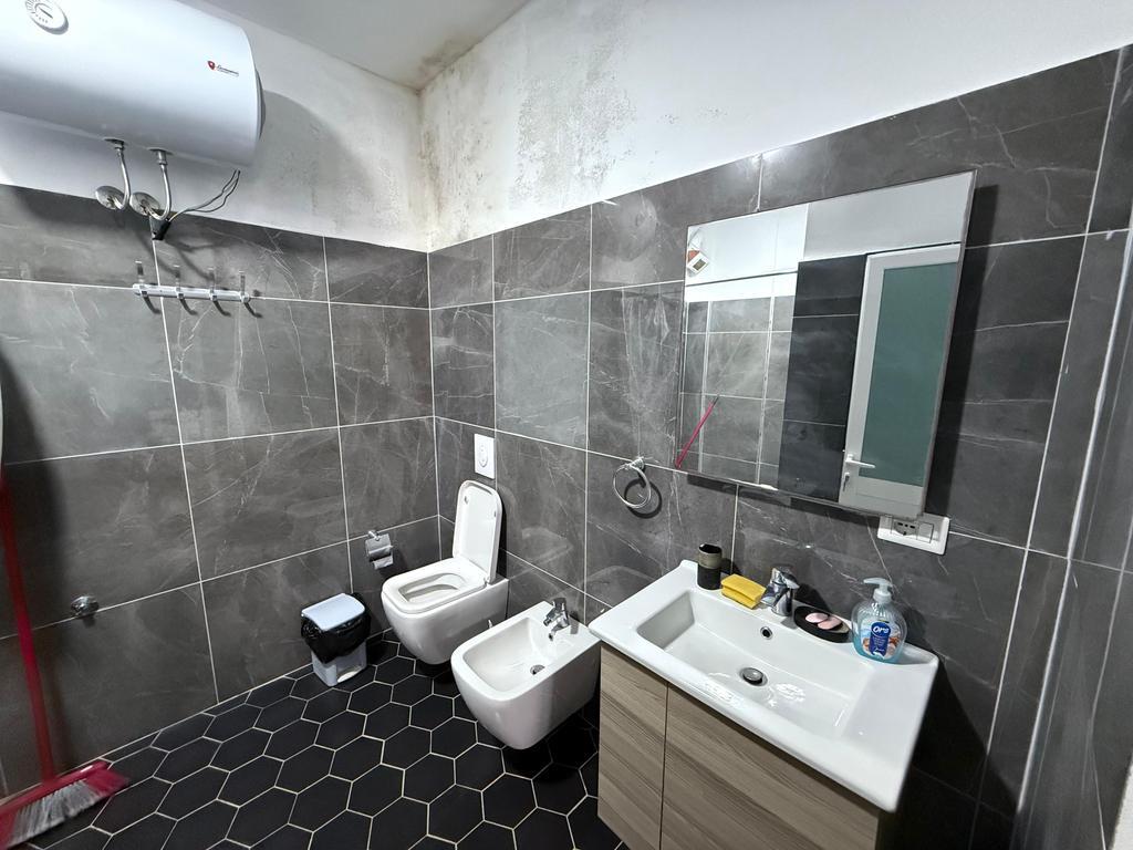INVESTIMENTO IDEALE: 7 UNITÀ APART-HOTEL, VICINO AL MARE A DURRËS 338.000 € Superficie Totale  260m2  Superficie Interna  234m2  Camere da letto  7  Piano 3  Stato  Usato  Tipo  Apart hotel  Completamente arredato  Visualizzazioni:94  Ipoteca: Sì  Disponibile  Descrizione Intero piano residenziale in vendita con una superficie di 260 m², situato al terzo piano, nella zona richiesta di Via Pavarësia, Ponte Dajlan – Durrës, a soli 50 metri dal mare.  La proprietà è organizzata in 7 unità apart-hotel: • 6 monolocali, ciascuno con bagno; • 1 appartamento tipo 1+1 con bagno.  La posizione strategica vicino alla costa e la divisione funzionale rendono questa proprietà un'ottima opportunità per investimento turistico, con alto potenziale di reddito durante tutto l'anno.