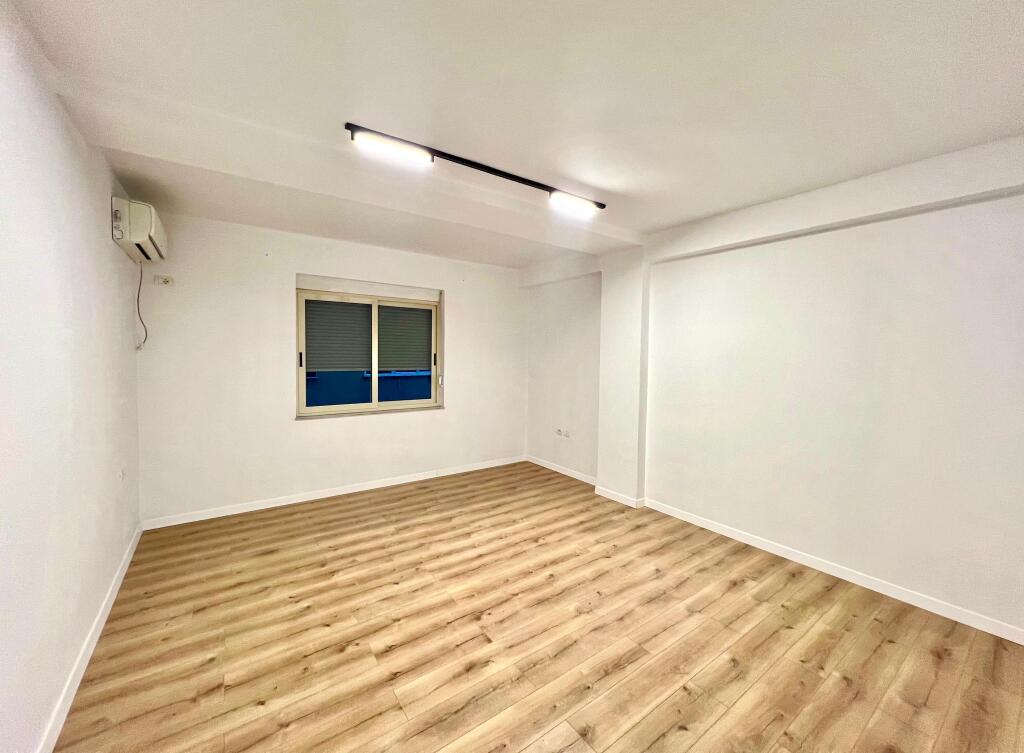 Me Qera : Zyre me 2 Ambiente Pune 📍Bllok - 900€/Muaj - S.76m² - I sapo Investuar✨️