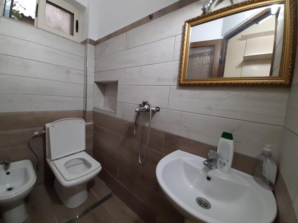 🏢Ne zonen e Siri Kodres,Rruga Gjon Mili,jepet me qera apartament 1+1,i mobiluar.45,000Leke