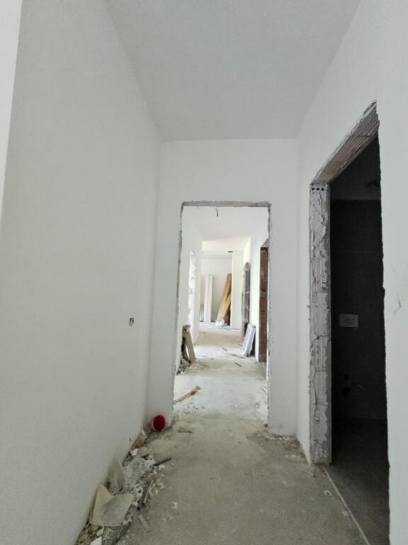 VENDESI APPARTAMENTO 3+1+2 – ZONA 5 MAGGIO