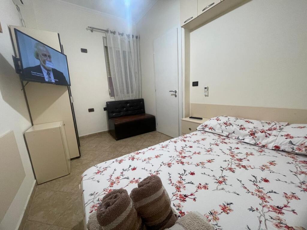 🏢Ne zonen e 5 Majit,prane Zgares se 5 Majit  jepet me qera apartament 1+1,i mobiluar.45,000Leke