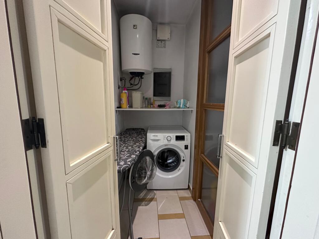 🏡 Jepet me Qira Apartament 3+1 📍 Qendra Tiranë, te Galeria💶 1800 € / muaj