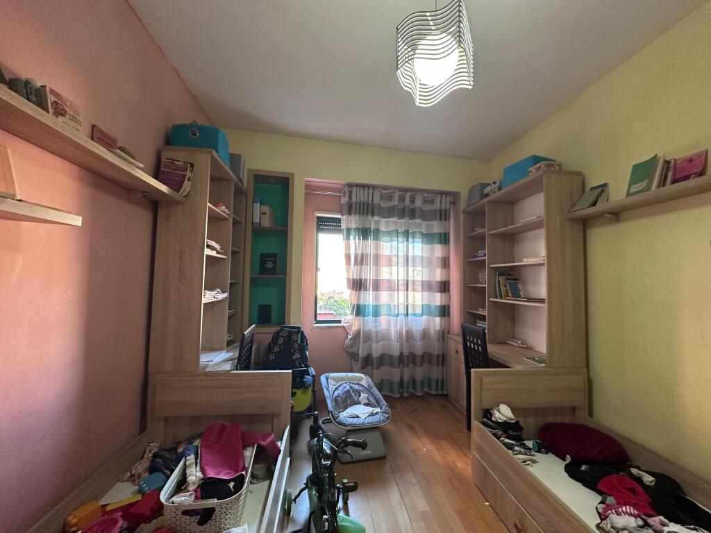🏡 Jepet me Qira Apartament 3+1 📍 Qendra Tiranë, te Galeria💶 1800 € / muaj