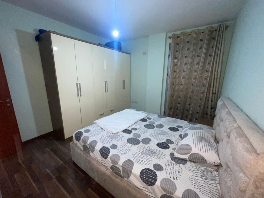 Ne zonen e Liqenit te Thate,Rr.Hamdi Sina jepet me qera apartament 1+1,i mobiluar.50,000Leke