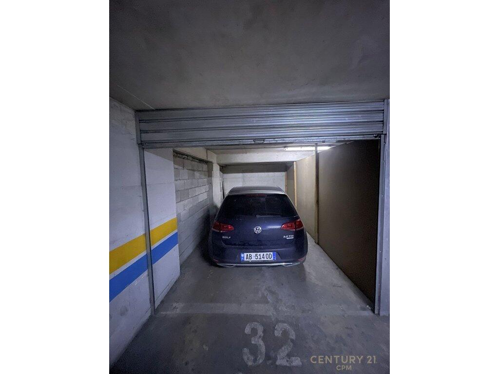 Appartamento 1+1+Garage In Affitto In Piazza Avni Rustemi, Tirana
