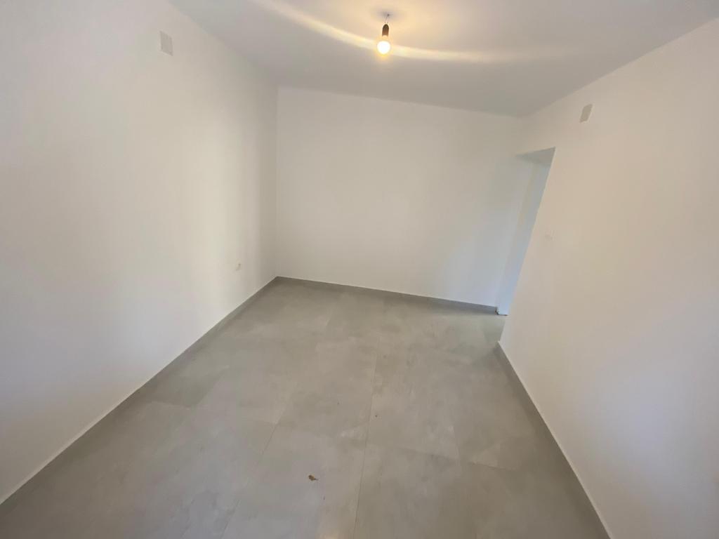 AMBIENTE PER UFFICI IN AFFITTO, VISTA DALLA STRADA PRINCIPALE