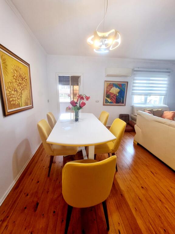 Jepet super apartament 2+1+2 rruges se Kosovareve!