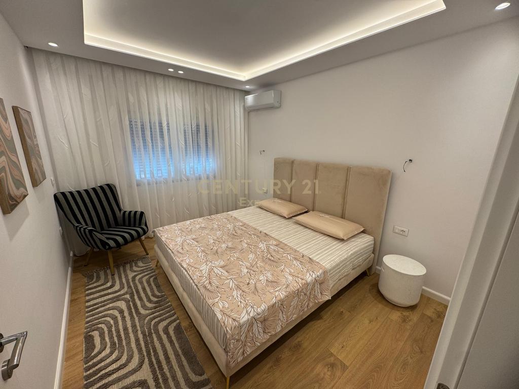 Jepet apartament me qira 1+1 tek rruga Mine Peza