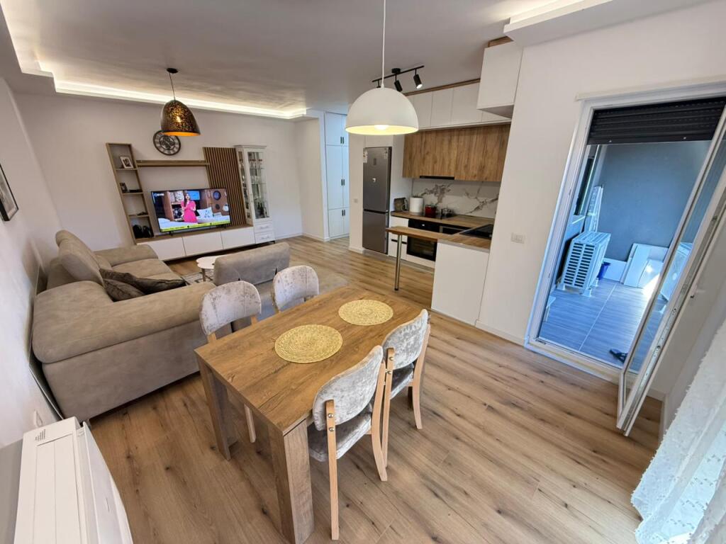 🏡 Appartamento 2+1 in Affitto📍 Via Dervish Hekali, vicino alla Scuola Rossa💶 Prezzo: 900 €