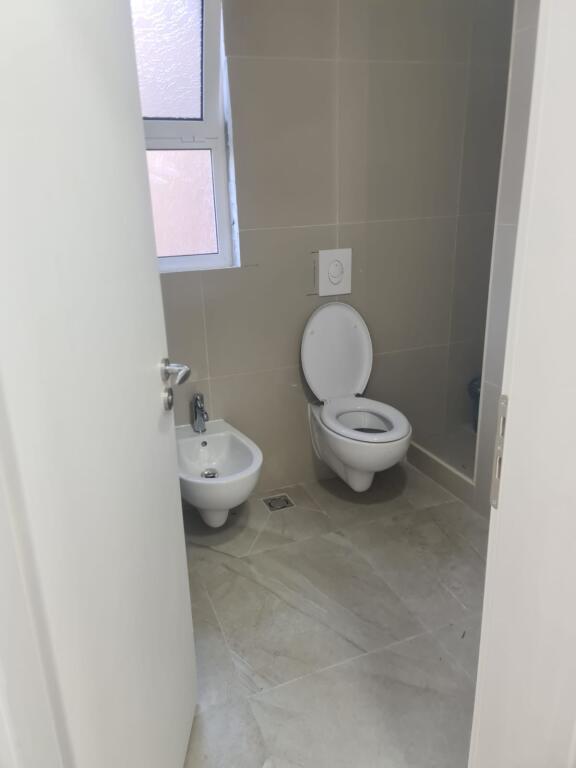 🔥Shitet Apartament 2+1 me Ballkon – Pranë Stadiumit Dinamo &amp; Rrugës së Kosovareve 📍