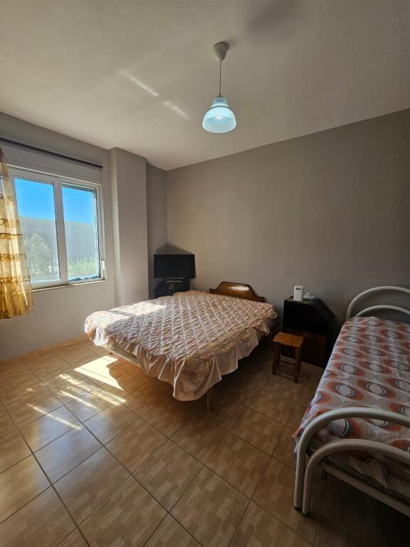 🏡 Shitet apartament në Malin e Robit, kati i 3 banim (pa ashensor), sipërfaqe 86 m² në certifikatë.