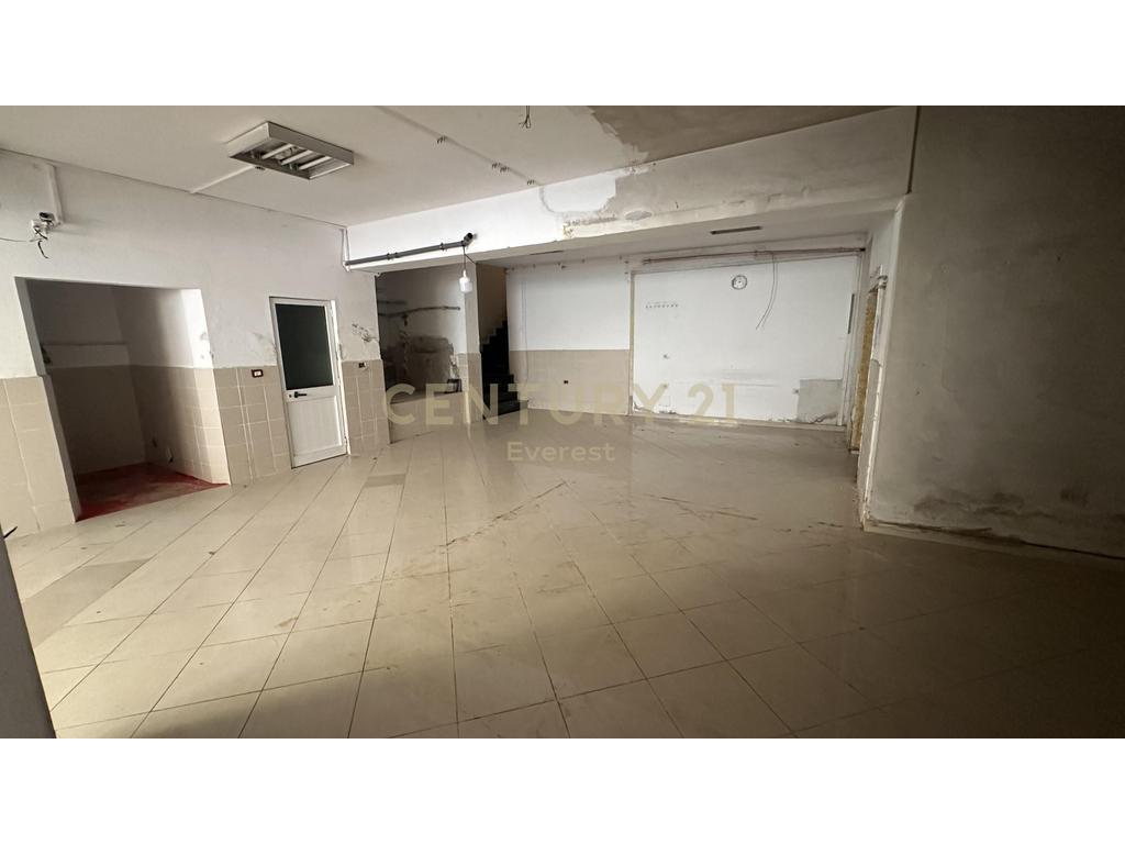VICINO ALLA SCUOLA DI BALLO, VENDIAMO UN'UNITÀ COMMERCIALE SU 2 PIANI 1.650.000 €